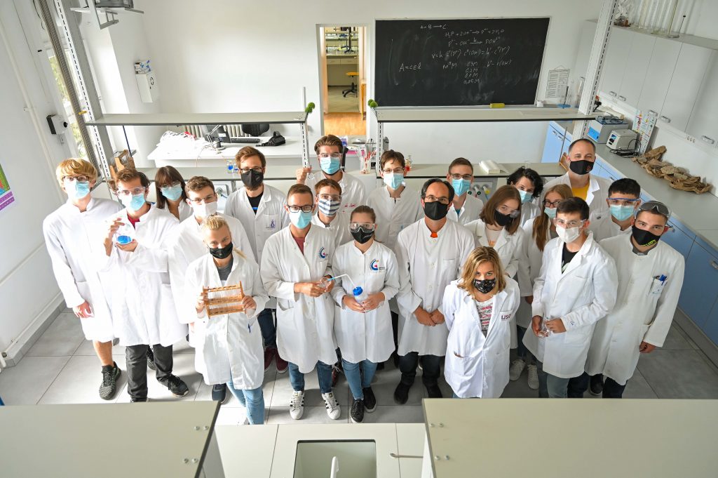 Dvadeset učenika iz cijele Hrvatske tjedan uoči početka škole provode u 5. ljetnoj školi kemije / Snimio Mateo LEVAK