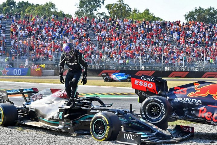 Lewis Hamilton izlazi iz bolida nakon sudara s Verstappenom/Foto: REUTERS