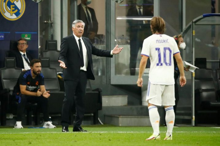 Luka Modrić u "pregovorima" s trenerom/Foto REUTERS