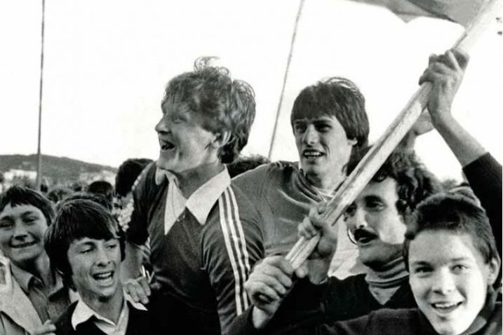 Nenad Gračan i Efrem Močinić na ramenima navijača