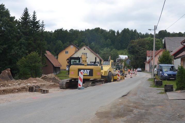 Obimni radovi na raskrižju prema Ravnoj Gori i Starom Lazu / Foto M. KRMPOTIĆ