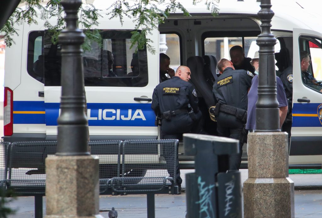Tučnjave, alkohol i privođenja: Policija ima pune ruke posla s navijačima West Hama i Dinama - Vimarsana News