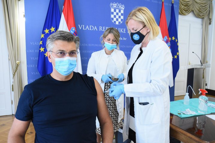 Andrej Plenković prima drugu dozu cjepiva / Foto Screenshot Twitter
