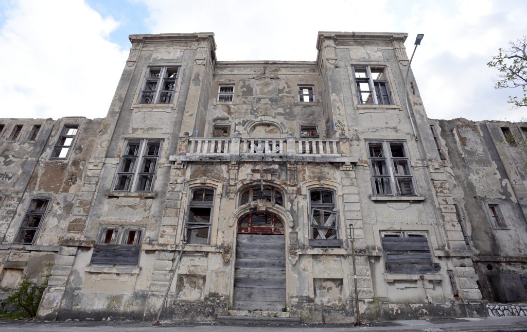 Prijem gostiju u budućem hotelu na ovoj lokaciji najavljen je za sezonu 2023. godine, no radovi još nisu ni započeli / Foto  M. GRACIN 