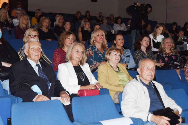 Školu ne čine zidovi, nego ljudi, jedna je od poruka sa sinoćnje svečanosti / Snimio Sergej DRECHSLER