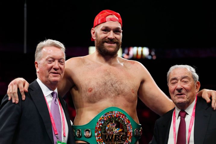 Tyson Fury sa svojim promotorima Frankom Warrenom i Bob Arumom/Foto REUTERS