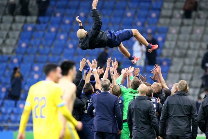 Teemu Pukki završio je nakon utakmice na rukama svojih suigrača/Foto REUTERS