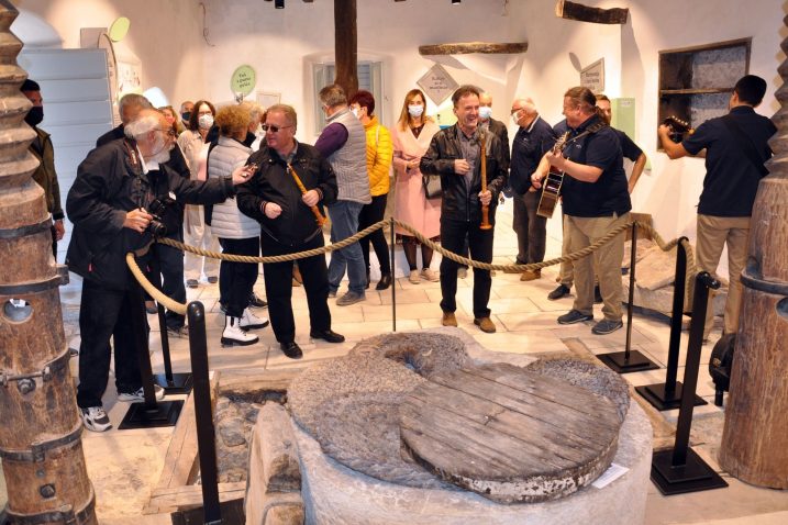 Da Interpretacijski centar maslinarstva Stari toš zaživi »pravo po krčki« osigurali su sopci / Foto : MLADEN TRINAJSTIĆ