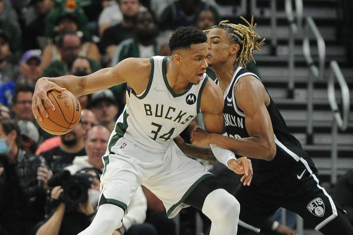 Giannis Antetokounmpo (Bucks) i Nicolas Claxton (Brooklyn)/Foto REUTERS