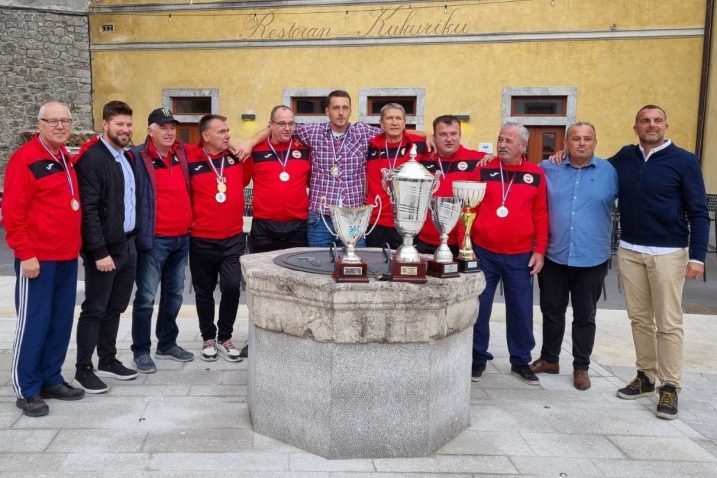 Gradonačelnik Kastva Matej Mostarac s osvajaćima Kupa Hrvatske iz Boćarskog kluba Kastav / Foto Slavica Kleva