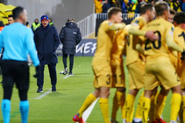 Jose Mourinho gleda slavlje danske momčadi/Foto REUTERS