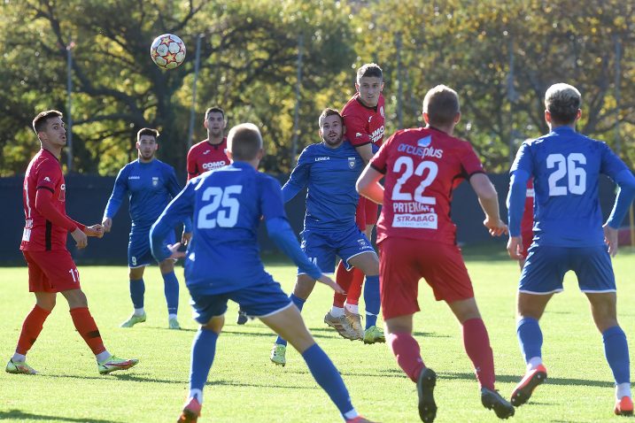 Mateo Vukelić u akciji na sredini terena/Foto: S. DRECHSLER