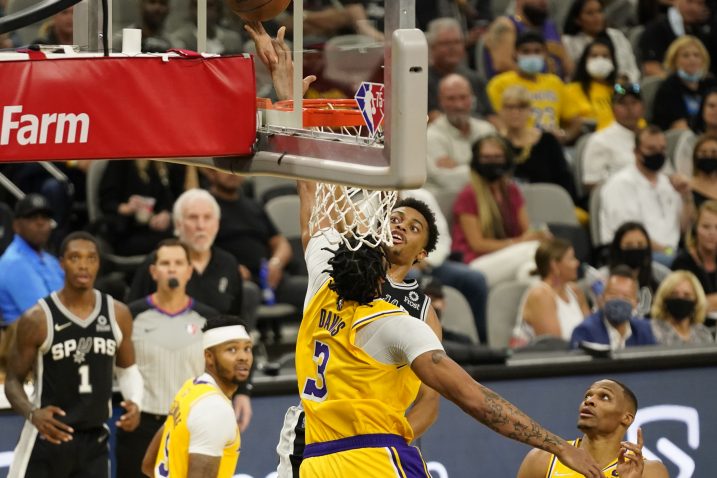 Keldon Johnson (San Antonio) i Anthony Davis (LA Lakers)/Foto REUTERS