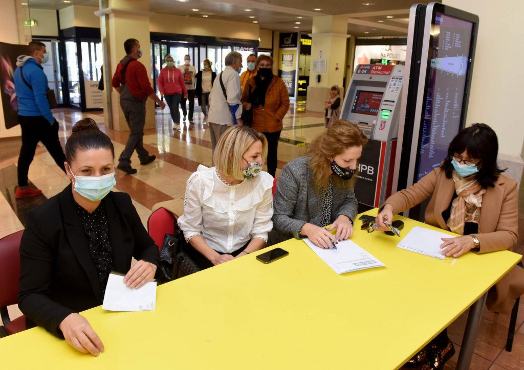  Izvlačenje su nadgledale Ana Furlan, Andrea Žagar Ban i Valentina Vlah iz Novog lista te javnobilježnička prisjednica Nada Jovanić / Foto Marko GRACIN