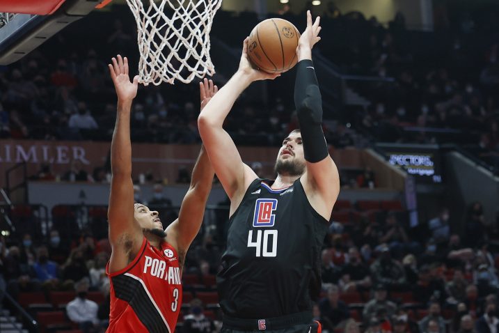 CJ McCollum i Ivica Zubac/Foto REUTERS