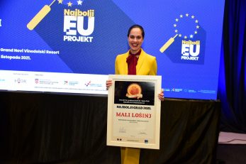 Gradonačelnica Ana Kučić preuzima priznanje