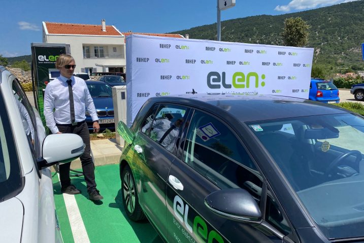 HEP-ova punionica za električne automobile na Cresu / Foto Sergej Drechsler