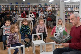 Velid Đekić čita djeci iz slikovnice "Trsatski zmaj" / Foto Vedran Karuza