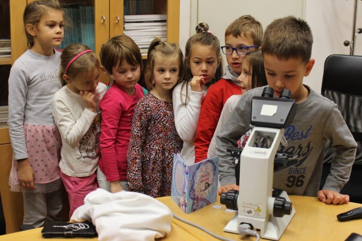Djeca su otkrila što se krije iza pogleda kroz mikroskop