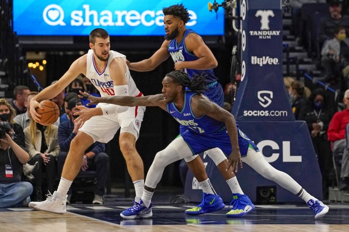 Ivica Zubac (LA Clippers), Taurean Prince i Karl-Anthony Towns (Minnesota)/Foto REUTERS