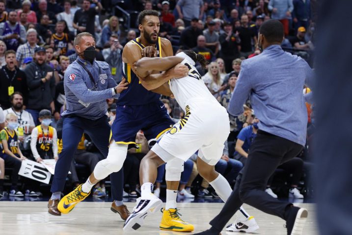 Rudy Gobert i Myles Turner u fizičkom obračunu/Foto: REUTERS