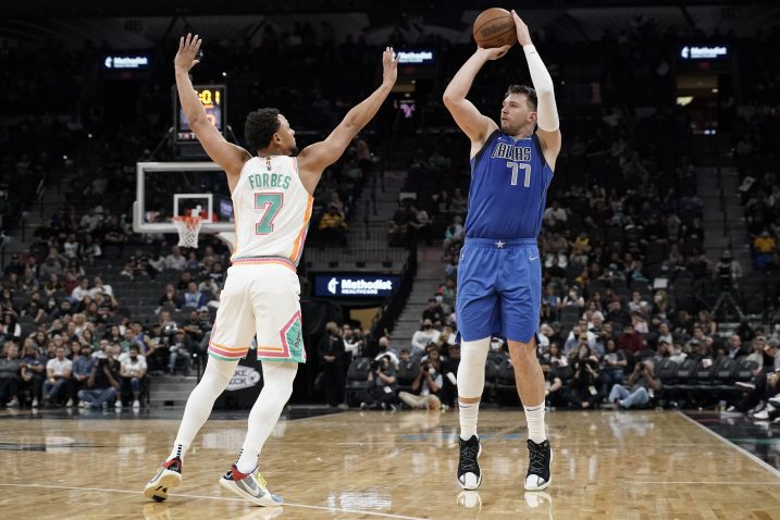 Bryn Forbes i Luka Dončić/Foto REUTERS