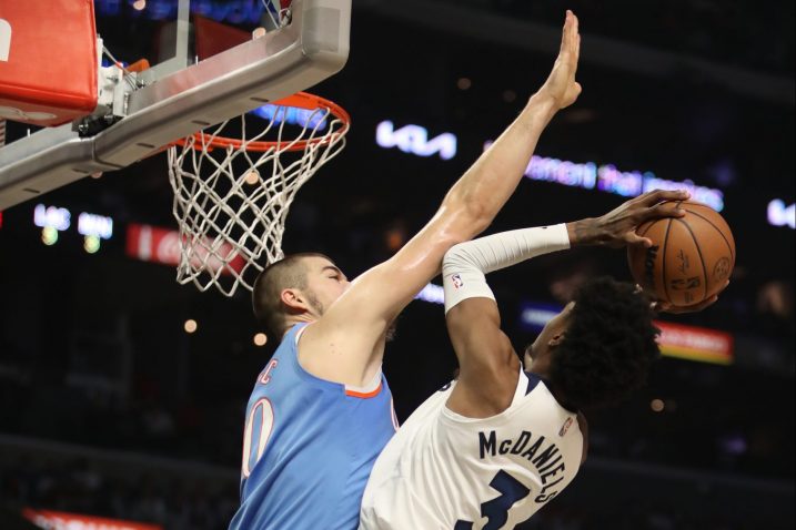 Ivica Zubac i Jaden McDaniels/Foto REUTERS