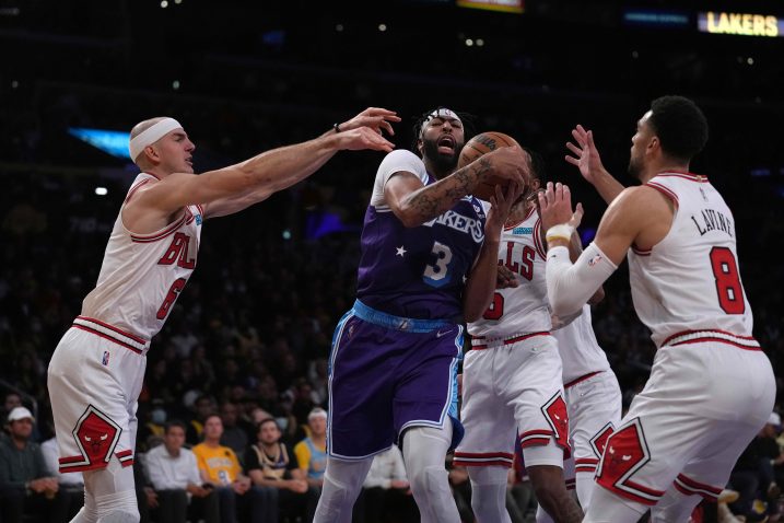 Anthony Davis između Alexa Carusa, Derrica Jonesa i Zacha LaVinea/Foto REUTERS