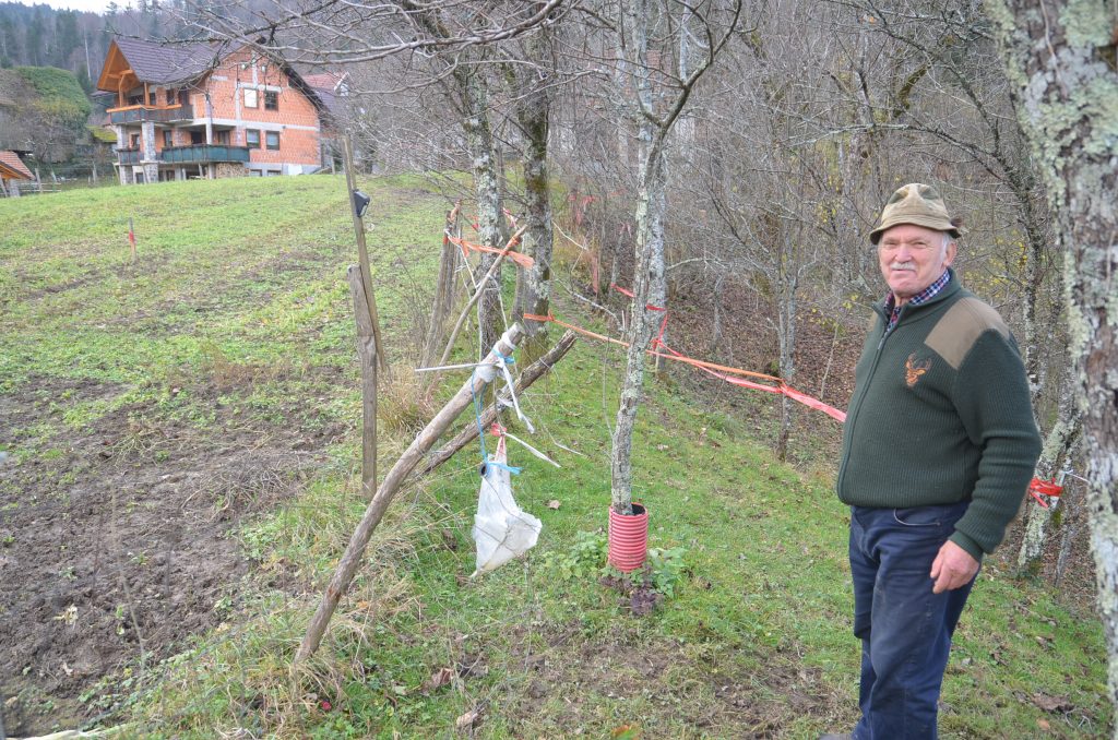  Većinu ograda, tvrdi Vinko Mauhar, probije jelenska divljač / Foto M. KRMPOTIĆ