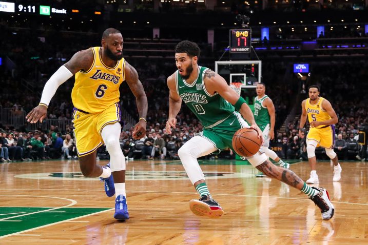 Jayson Tatum i LeBron James/Foto REUTERS