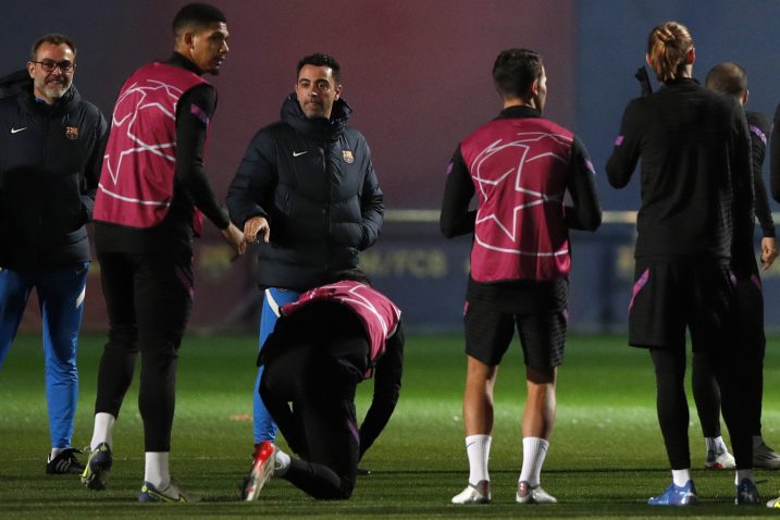 Trener Xavi Hernández daje upute svojim igračima/Foto: REUTERS