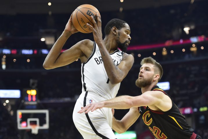 Kevin Durant i Dean Wade/Foto REUTERS