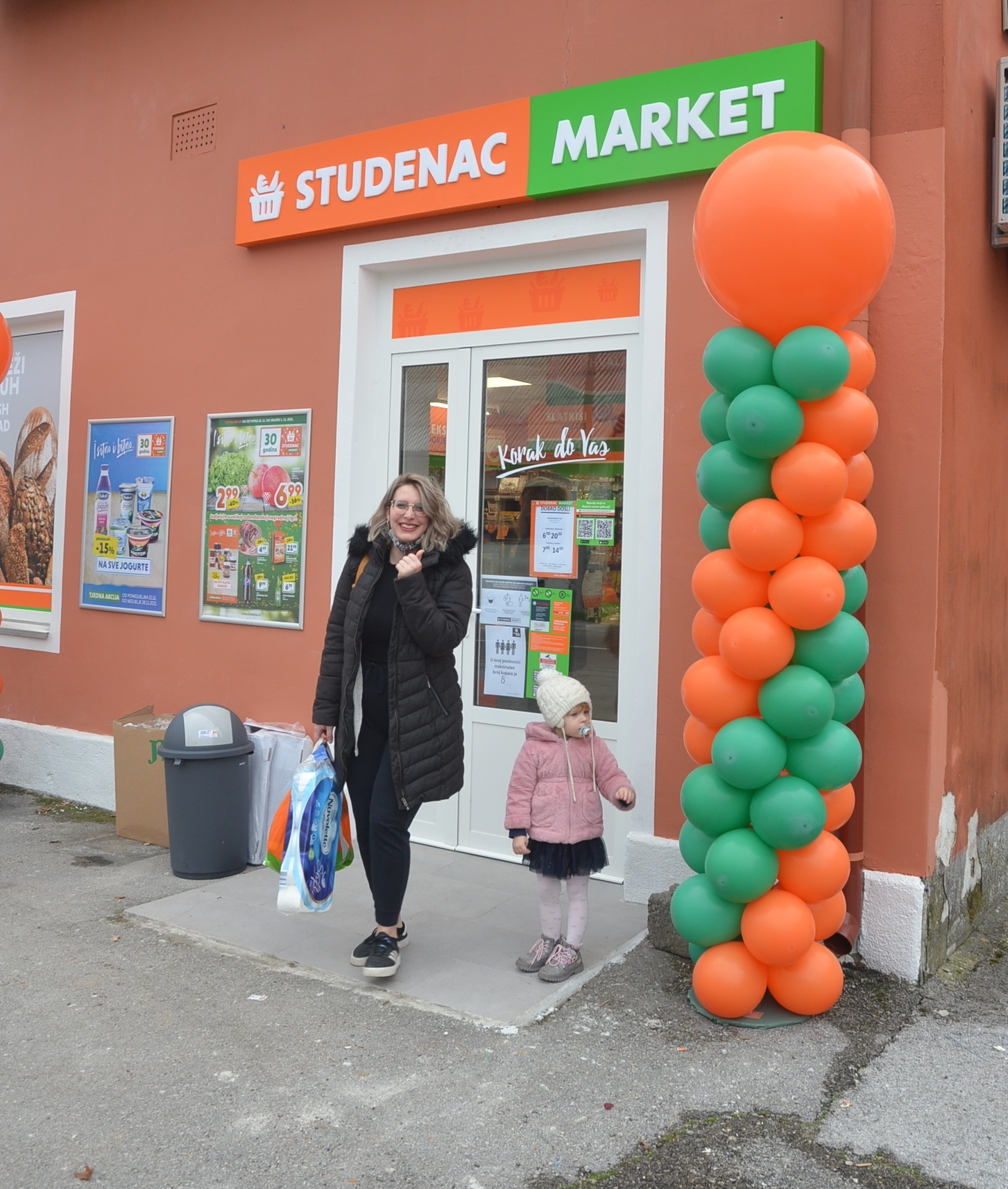 Mama Lea i mala Zola bile su među prvim kupcima lokvarskog Studenca / Foto Marinko Krmpotić