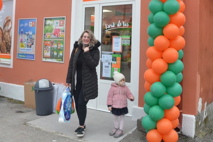 Mama Lea i mala Zola bile su među prvim kupcima lokvarskog Studenca / Foto Marinko Krmpotić