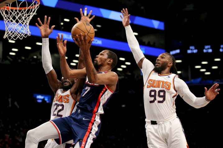 Kevin Durant između Deandre Aytona i Jae Crowdera/Foto REUTERS