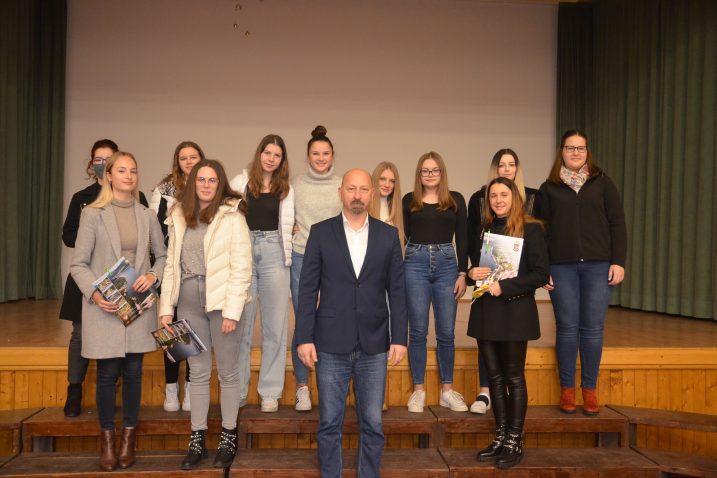 Dio srednjoškolaca i studenata koji će ove školske godine koristiti stipendiju Općine Fužine / Foto M. KRMPOTIĆ