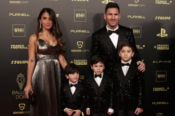 Leo Messi sa suprugom Antonellom Roccuzzo i sinovima/Foto REUTERS