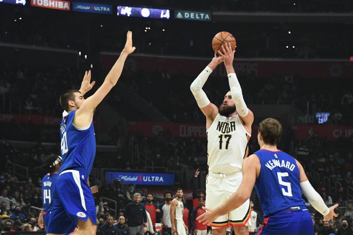 Ivica Zubac nije uspio zaustaviti Jonasa Valanciunasa/Foto REUTERS