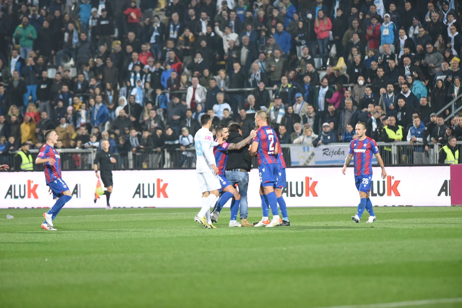Sportske novosti - RUŽNE SCENE NA RUJEVICI Sukob policije i navijača: 'Više navijača HNK Rijeka napalo zaštitara angažiranog na osiguranju