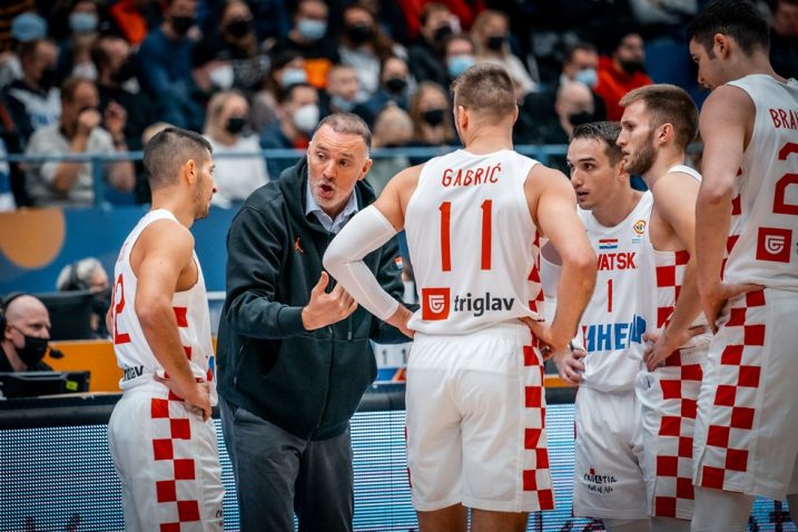 Veljko Mršić s igračima/Foto: FIBA