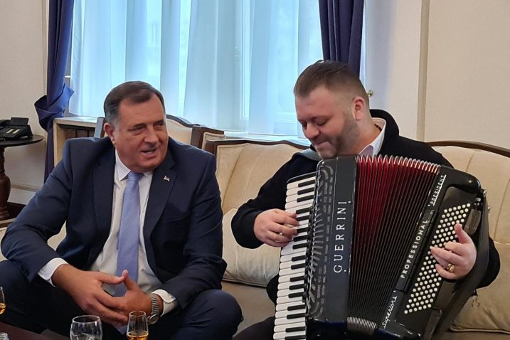 Milorad Dodik s harmonikašem i čašom rakije u predsjedništvu BiH / Foto Screenshot Twitter