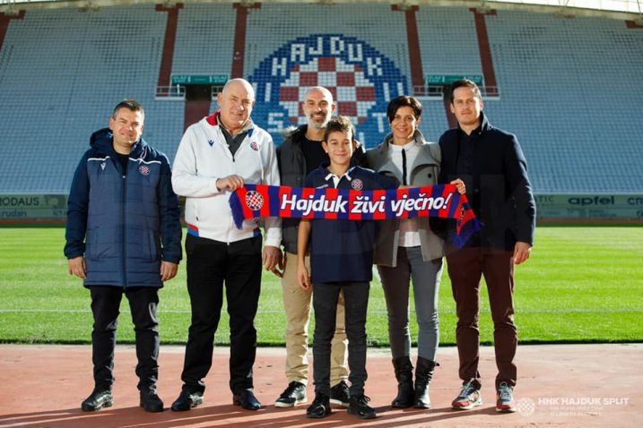 Vodstvo Hajdukove škole s Tonijem Vukovićem i obitelji/Foto Facebook Hajduk