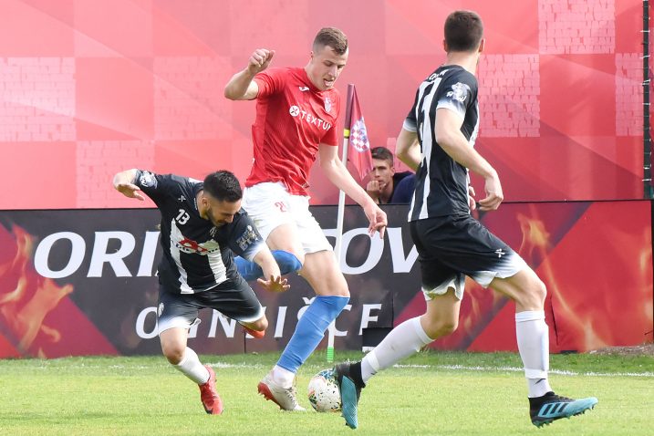 SUDAR BEZ FAVORITA - Kristian Fućak između Opatijaca Trojana Malokua i Marijana Jukičića/Foto S. DRECHSLER