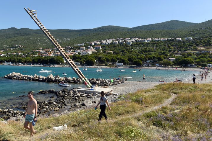 Fekalno zagađenje mora je ovog ljeta ograničilo kupanje na plaži u Klenovici / Foto M. GRACIN