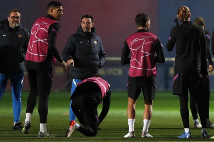 Xavi i igrači tijekom treninga/Foto REUTERS
