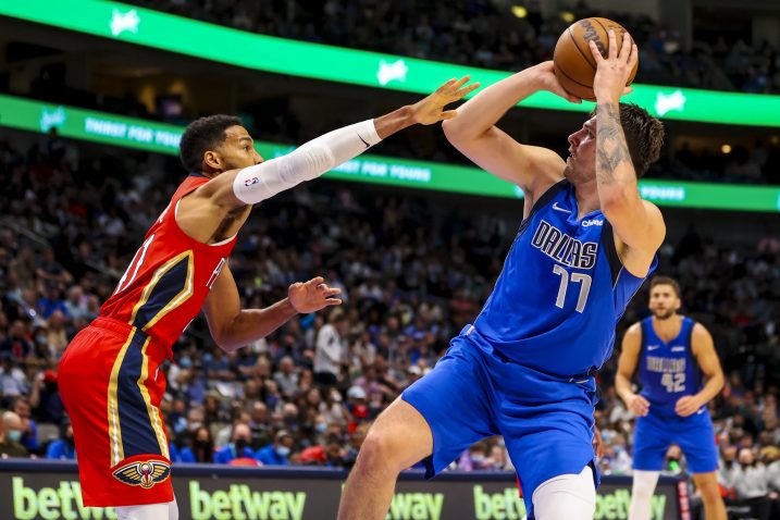 Luka Dončić i Garrett Temple/Foto REUTERS