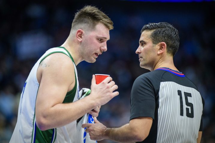 Luka Dončić u raspravi sa sucem/Foto REUTERS