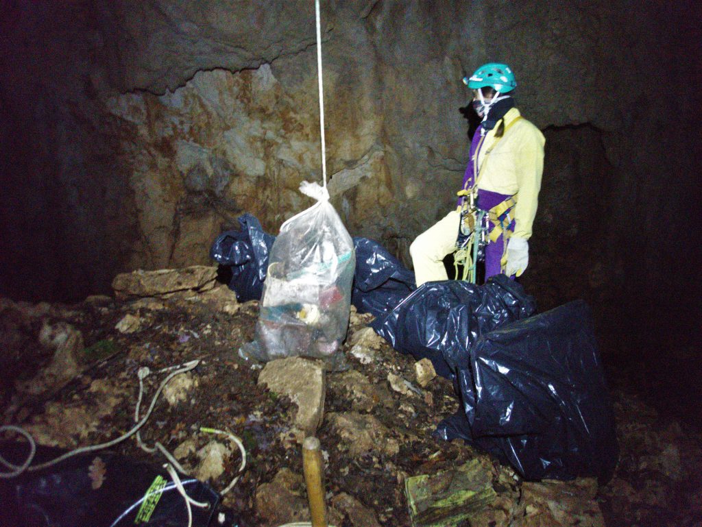Speleolozi u jami Frižider našli opasan kemijski otpad / Foto O. MILAKOVIĆ 