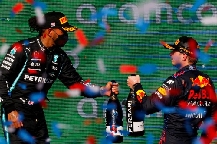TKO ĆE KOME ČESTITATI? - Lewis i Max na pobjedničkom postolju/Foto REUTERS
