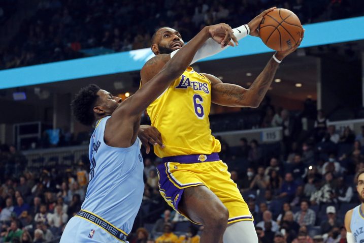 LeBron James i Jaren Jackson Jr./Foto REUTERS